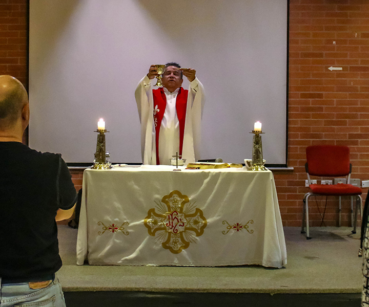 Padre Huberto en la celebración de la eucaristía de los 15 años del programa. 