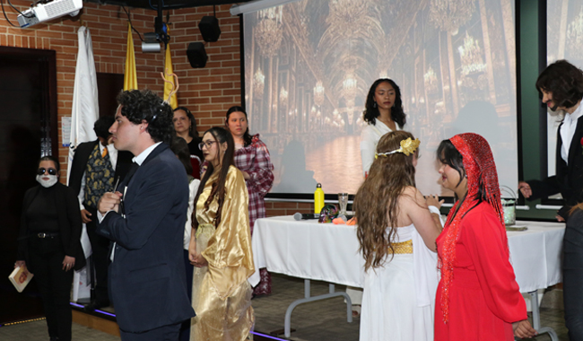 Estudiantes de UNIMINUTO actuando en obra de teatro 