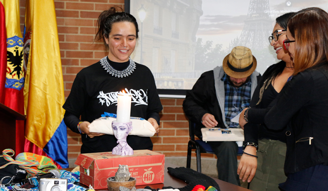 Estudiante universitaria exponiendo su proyecto 