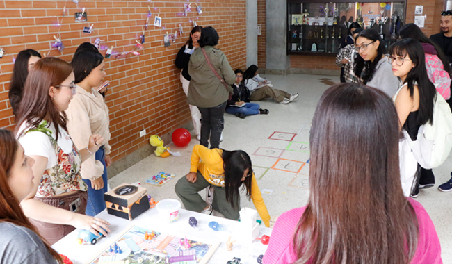 Estudiantes UNIMINUTO interactuando con actividades de la Segunda Semana de los Lenguajes 