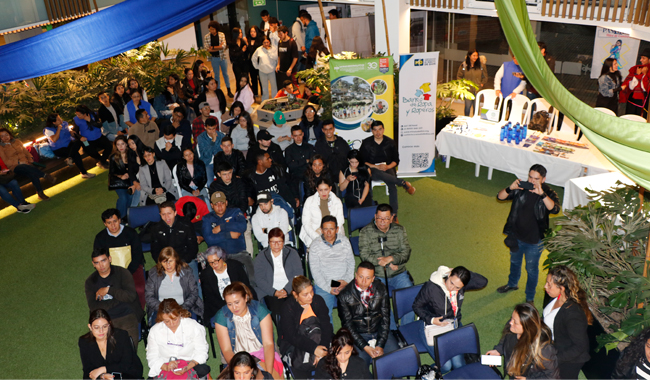 Público en Pasarela textil "Hilos de Esperanza"