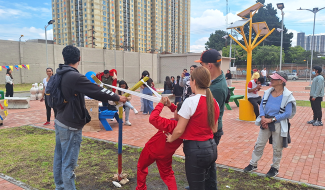 Comunidad participando de juegos en la Semana Social 