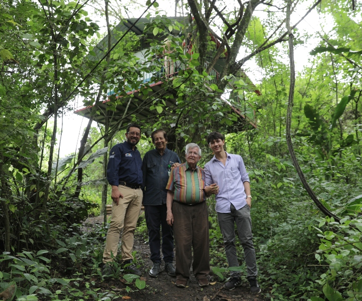 Foto del padre Diego Jaramillo en el Agroparque Sabio Mutis