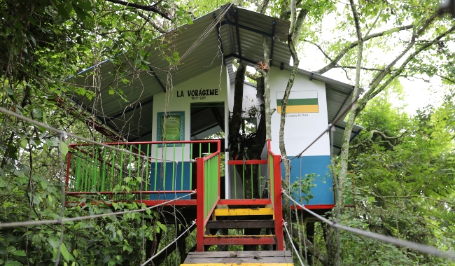 Casa en el árbol para el avistamiento de aves
