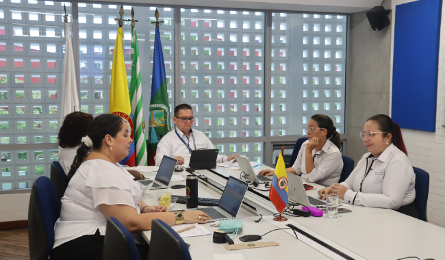 Rector en reunión plan estratégico