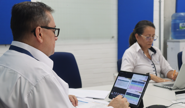 Rector Oriente en reunión