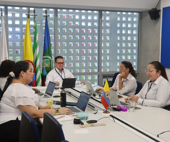 Rector en reunión plan estratégico