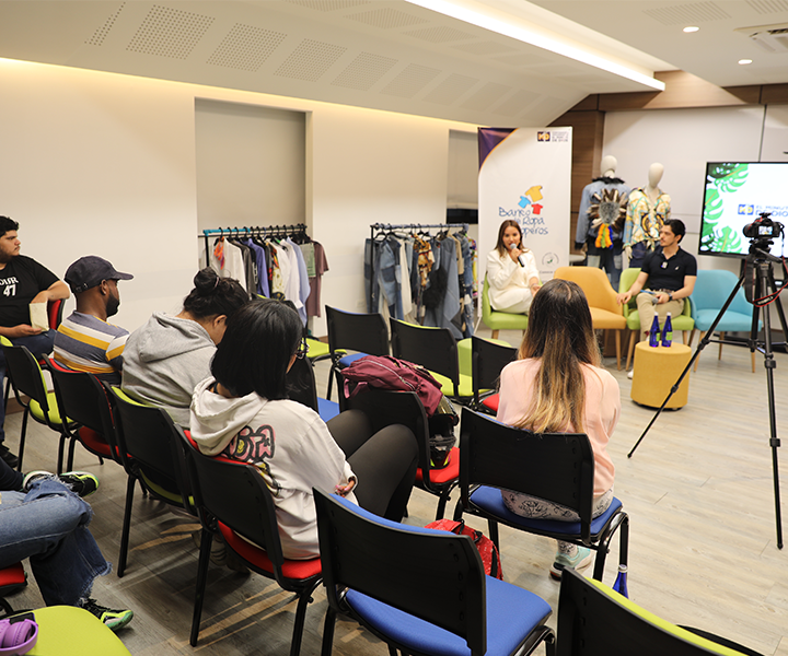 Las prendas, hechas con más de 24,950 kilogramos de textiles reciclados, no solo simbolizaban la creatividad y el ingenio en la moda circular