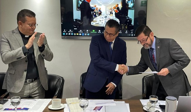 De izquierda a derecha: Padre Harold Castilla Devoz, cjm, Rector de UNIMINUTO y Vicepresidente de ASCUN, Jairo Miguel Torres Oviedo, Vicepresidente de ASCUN y Oscar Domínguez González, Director ejecutivo de ASCUN