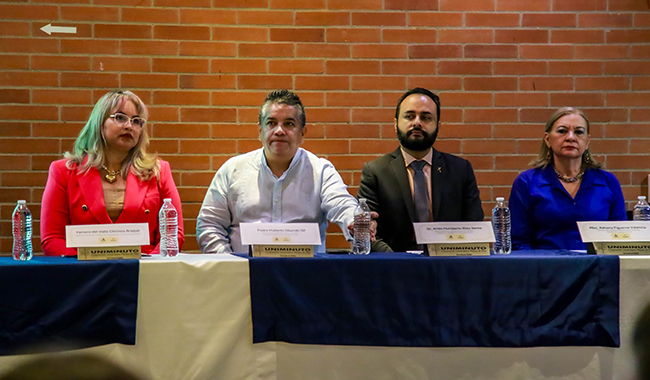 Integrantes de la mesa principal en el congreso internacional. 