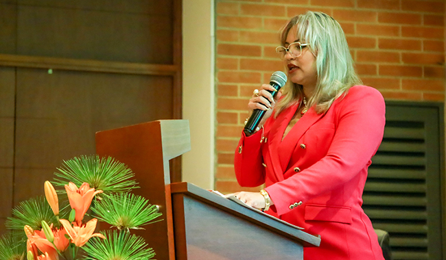Directora de ALININ dando su discurso en el congreso internacional. 