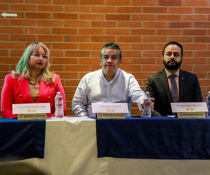 Directora de Alinin, rector de UNIMINUTO y decano de facultad en el congreso internacional.