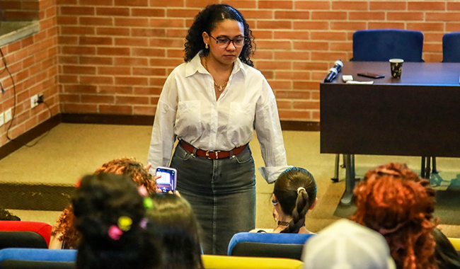 Ponente en un auditorio dictando su conferencia en la semana de la psicología.