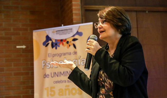 Ponente en un auditorio dictando su conferencia en la semana de la psicología.