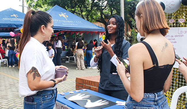 Estudiantes durante la feria de psicología en UNIMINUTO.