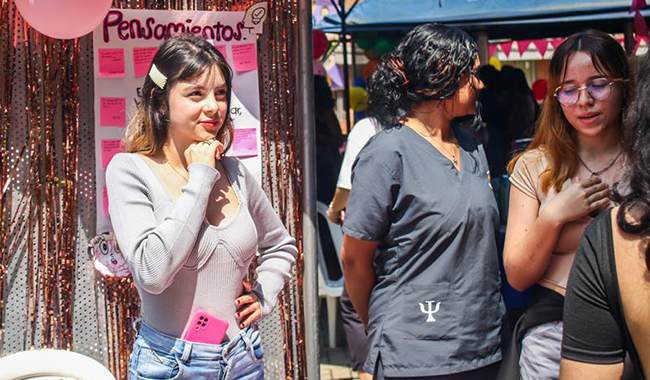 Estudiantes durante la feria de psicología en UNIMINUTO.