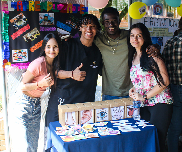 Estudiantes de Psicología de UNIMINUTO en la feria de los 15 años del programa.