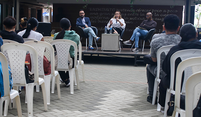 Ponentes en su conferencia en la semana del trabajo social de UNIMINUTO.