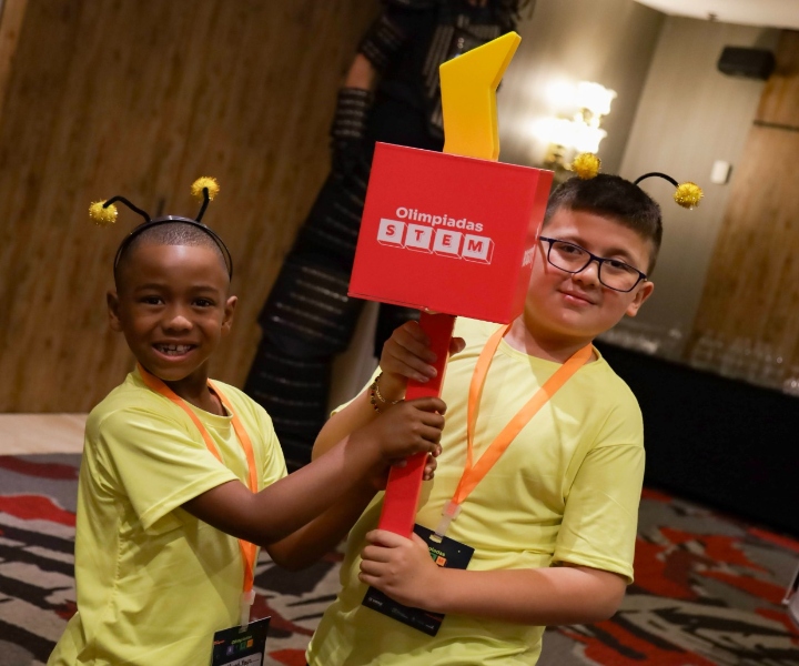 niños participantes en olimpiadas STEM