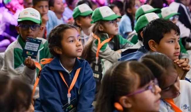 Las Olimpiadas STEM fomentan las competencias en ciencias, matemáticas y tecnología entre las niñas y niños participantes.
