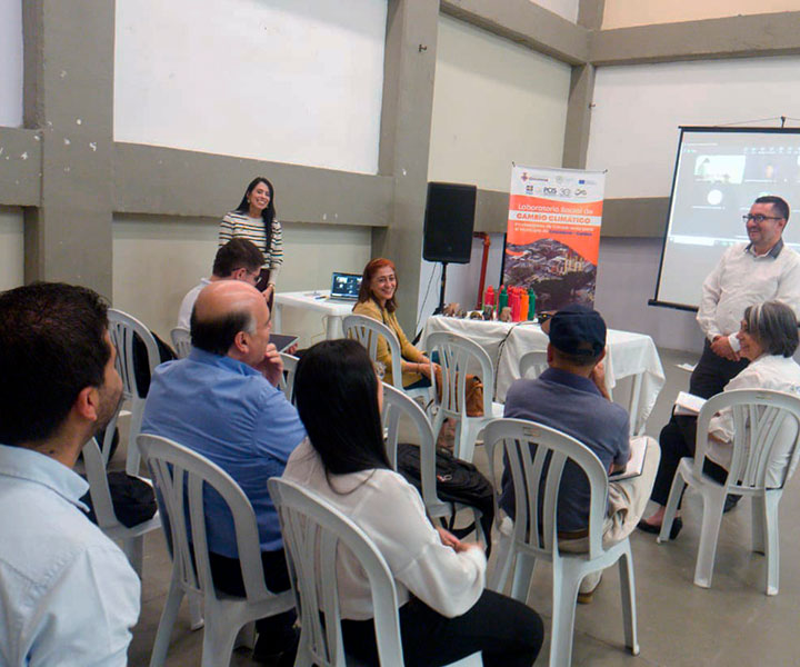 Actualmente en la fase I los participantes conforman equipos para identificar desafíos en empresas y asociaciones que buscan sostenibilidad ambiental en la zona de aledaña a Chinchiná, Caldas