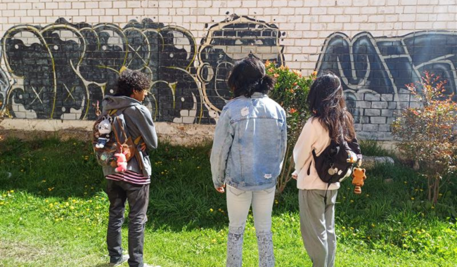 Con una lectura profunda interpretan los grafitis.