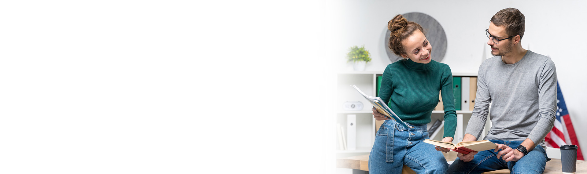 mujer con unas hojas y un hombre con un libro