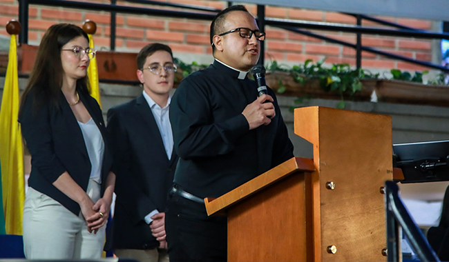 Sacerdote haciendo oración de inicio en el Banquete del Millón. 