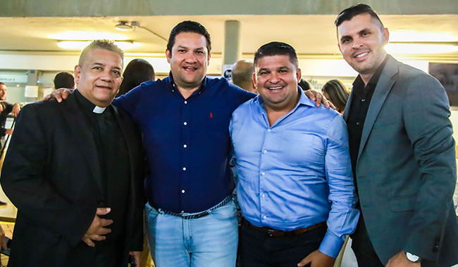 Rector de UNIMINUTO junto a invitados del banquete del millón. 