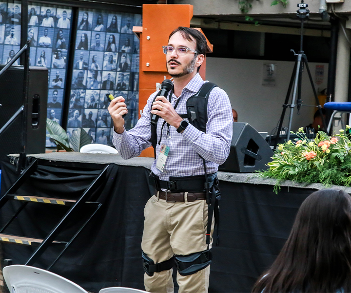 Ponente usando un arnés en el congreso de seguridad y salud de UNIMINUTO