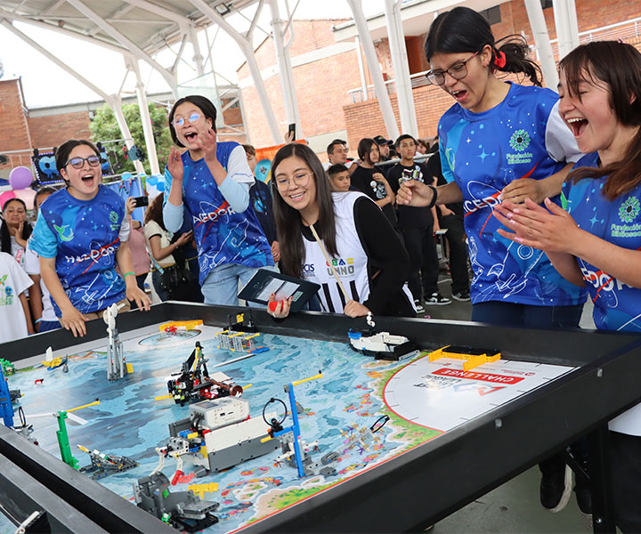 Niños, niñas, y jóvenes brillantes trabajan en la solución de retos globales en FIRST LEGO League Colombia ‘Submerged’ 