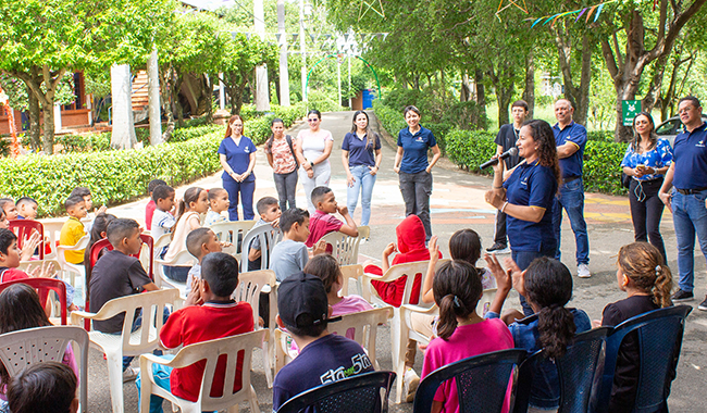Actividad entrega de regalos a niños 
