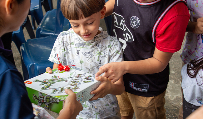 Actividad entrega de regalos a niños 