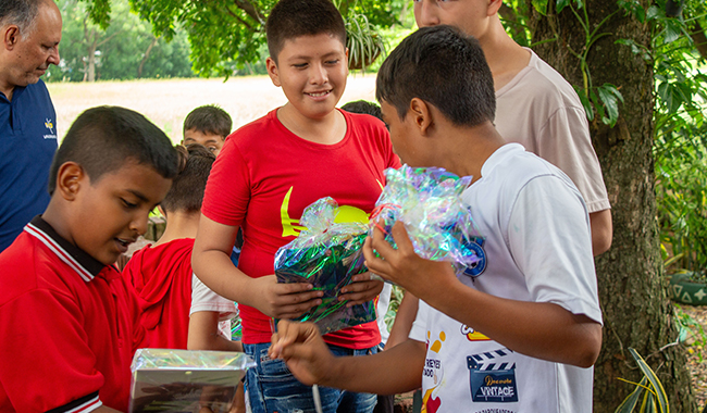 Actividad entrega de regalos a niños 