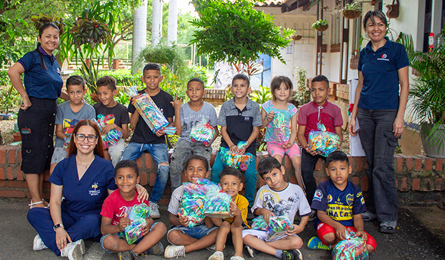 Actividad entrega de regalos a niños 