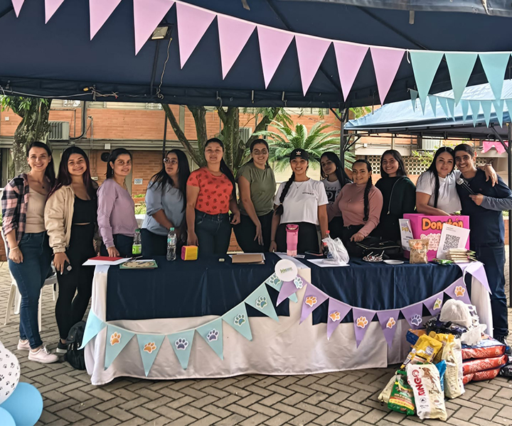 Estudiantes participando en el stand del proyecto social de formación en UNIMINUTO.
