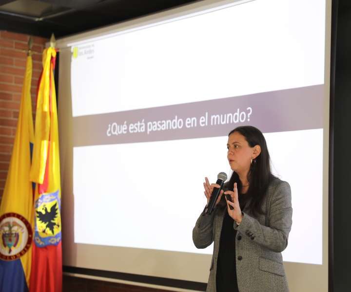 Doctora Silvia Caro Spinel dictando conferencia