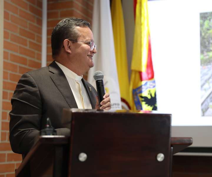 padre harold castilla brindando discurso