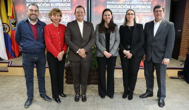 Directivos de UNIMINUTO con la Doctora Silvia Caro Spinel