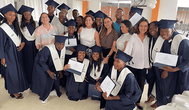 Estudiantes celebrando la graduación Carmen del Darién