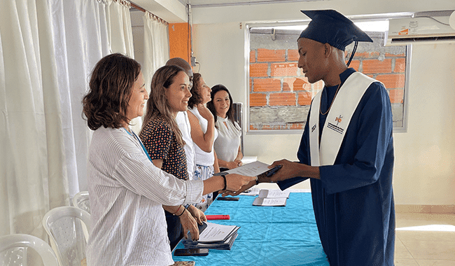 Estudiante recibiendo diploma de la mesa principal en Carmen del Darién