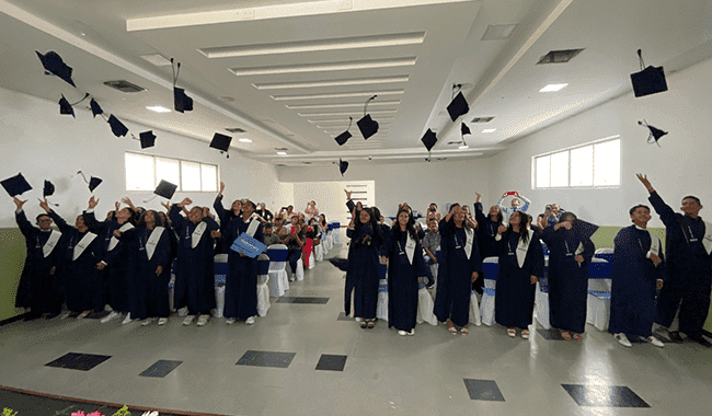 Estudiantes Graduados lanzando birrete en Belén de Bajirá