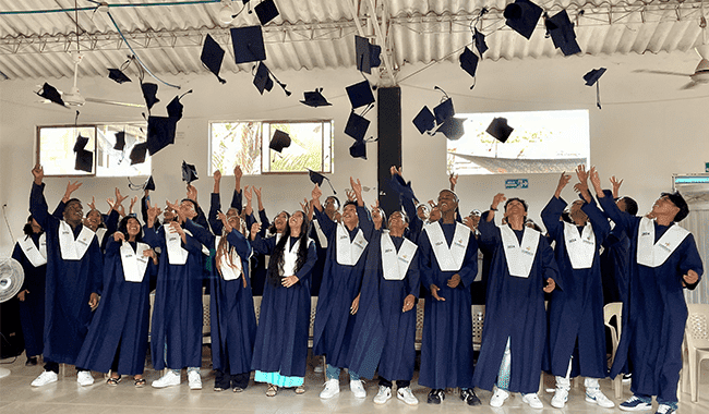 Estudiantes Graduados lanzando birrete en Belén de Bajirá