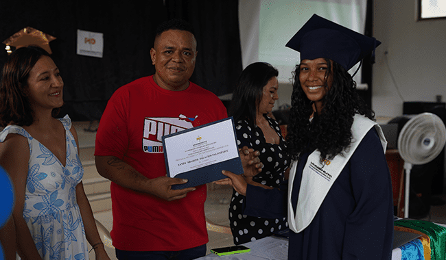 Estudiante celebrando con su familia la graduación en Belén de Bajirá