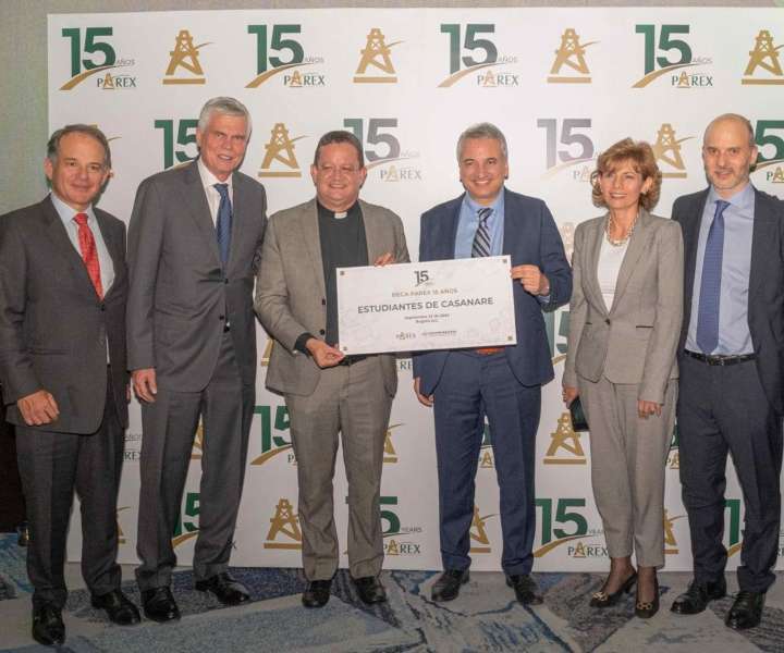 Foto de representantes de Parex Resources y UNIMINUTO