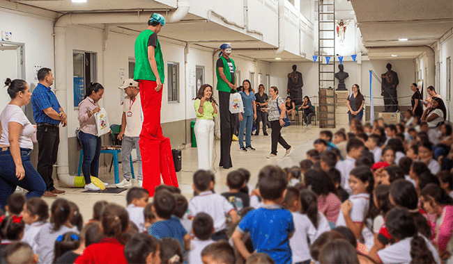 Show de acrobacias y zancos