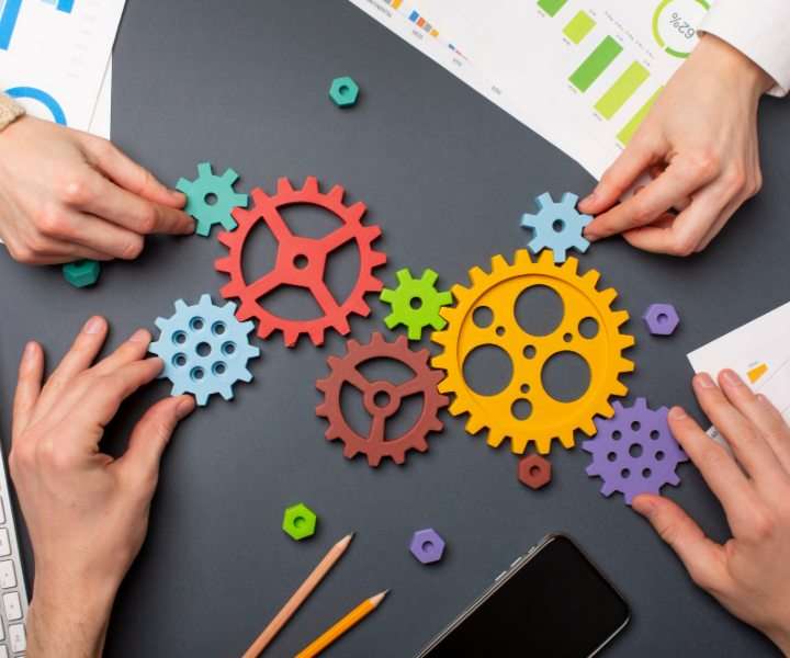 Manos acomodando fichas