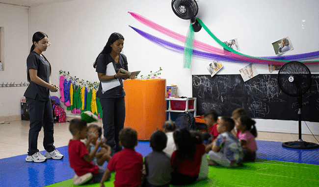 Estudiantes de psicología orientan a los niños en comprensión lectora
