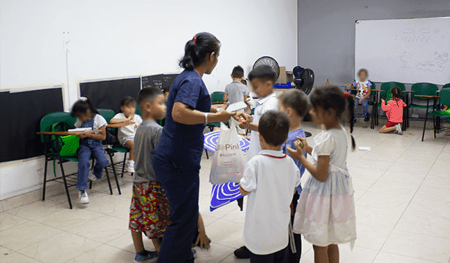 Estudiante del programa de Licenciatura en Educación Infantil estimulando la concentración a través de la didáctica 