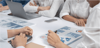 personas revisando estadísticas